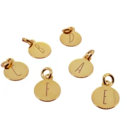 Charm Medal Letter Plata Dorada