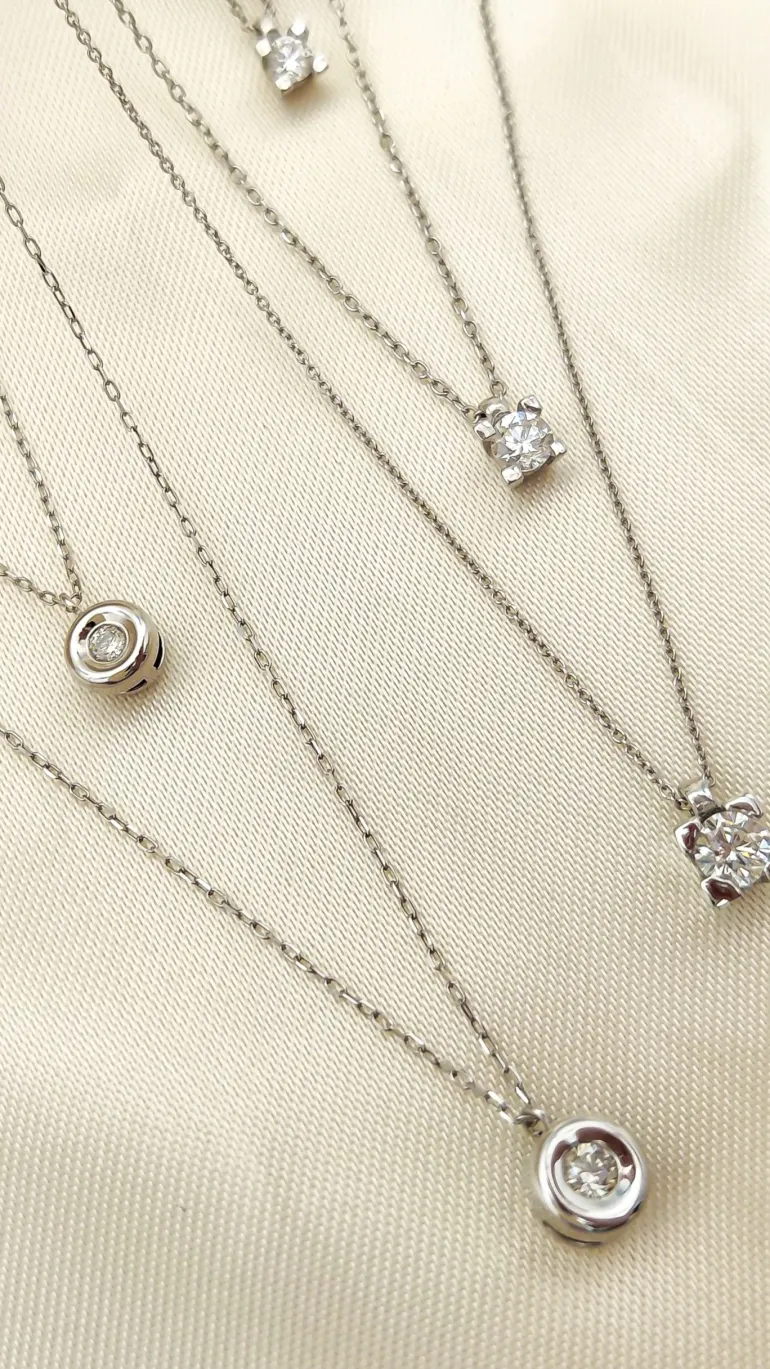 Collar Chatón Diamante Oro Blanco 18K