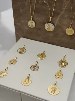 Medalla Virgen Niña Corazón Nacar 18K
